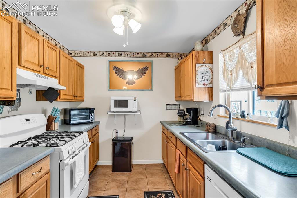 Image 18 of 45: Kitchen