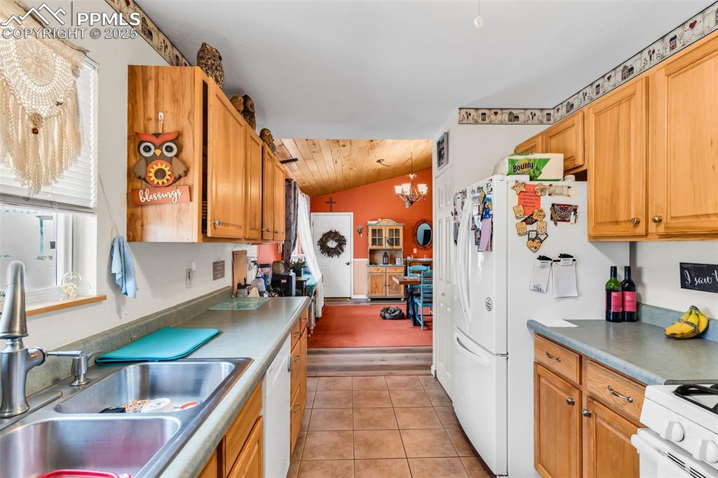 Image 19 of 45: Kitchen