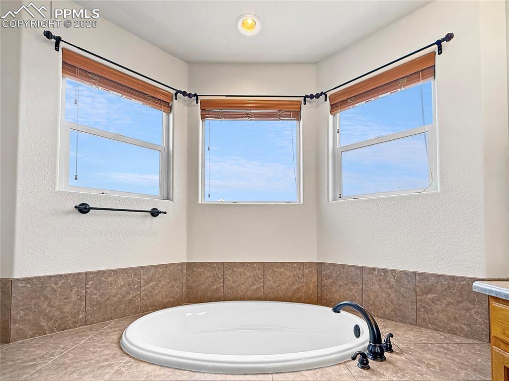 Image 14 of 39: 5 piece bath