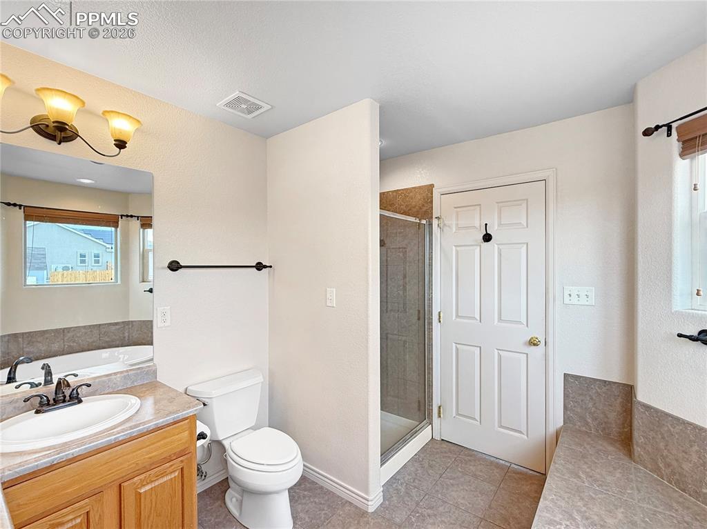 Image 16 of 39: Bathroom