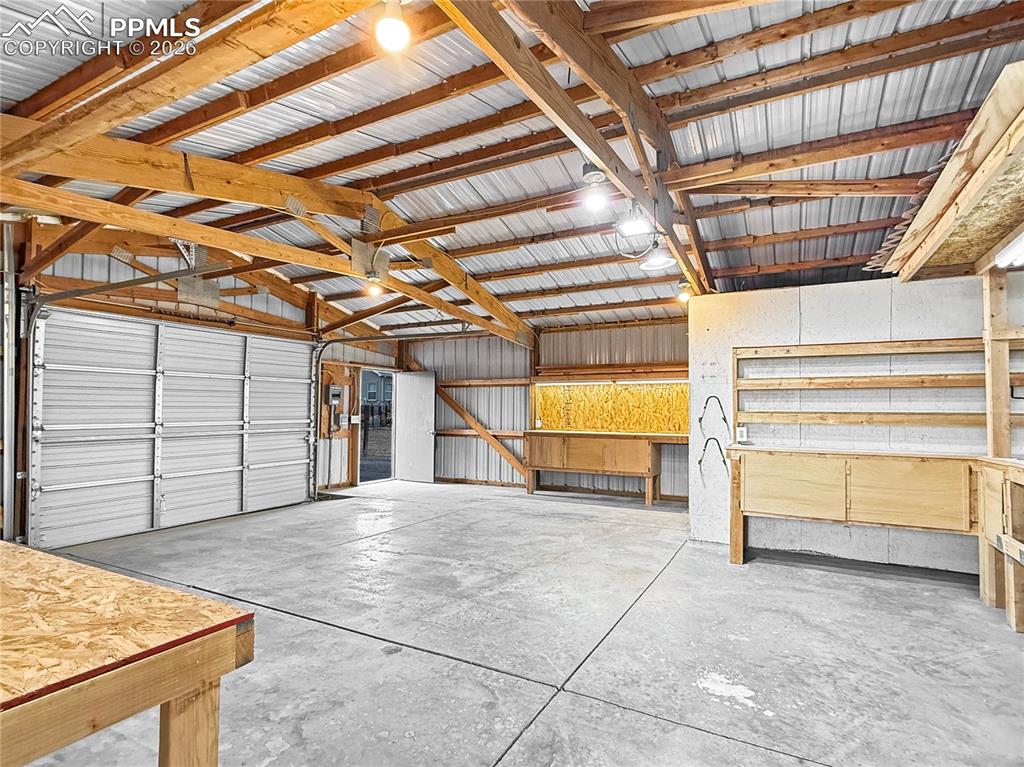 Image 33 of 39: Garage