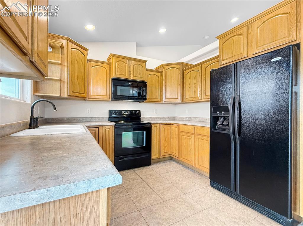 Image 8 of 39: Kitchen