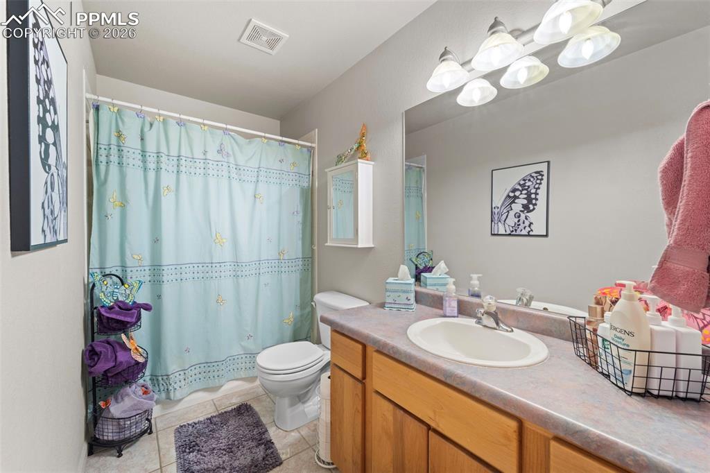 Image 22 of 36: Bathroom