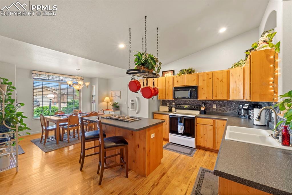 Image 6 of 36: Kitchen