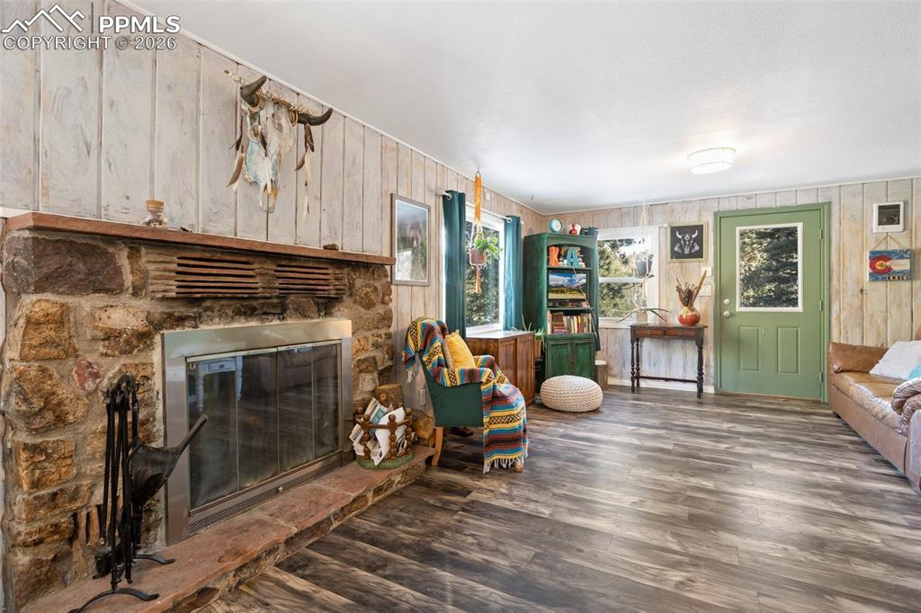 Image 6 of 22: Living Room