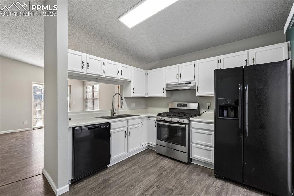 Image 12 of 28: Kitchen