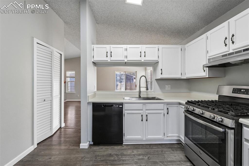 Image 13 of 28: Kitchen