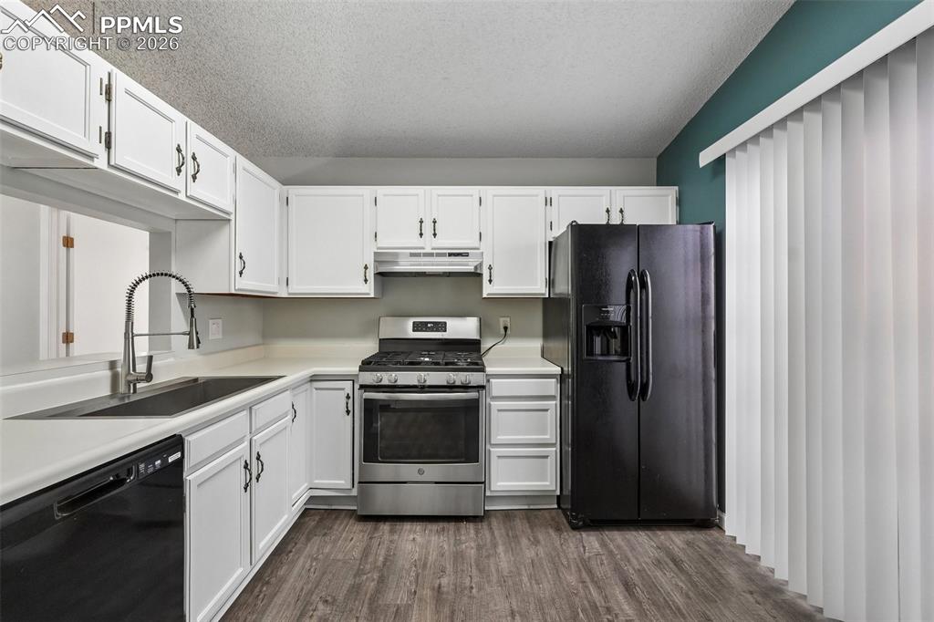 Image 14 of 28: Kitchen
