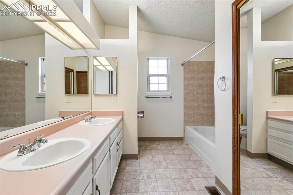 Image 17 of 28: Bathroom