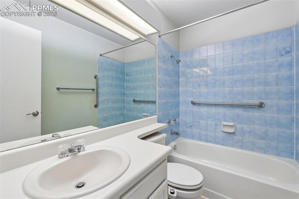 Image 6 of 28: Bathroom