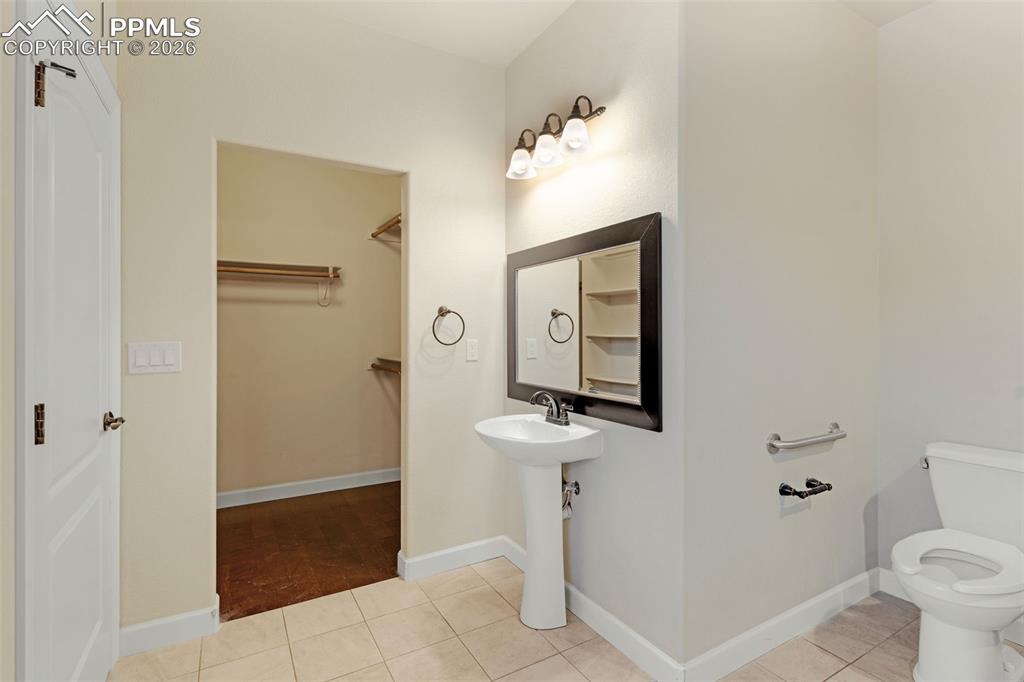 Image 24 of 42: Bathroom