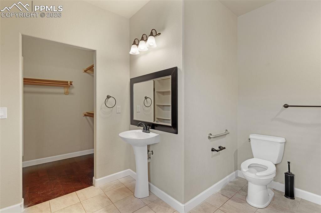 Image 25 of 42: Bathroom