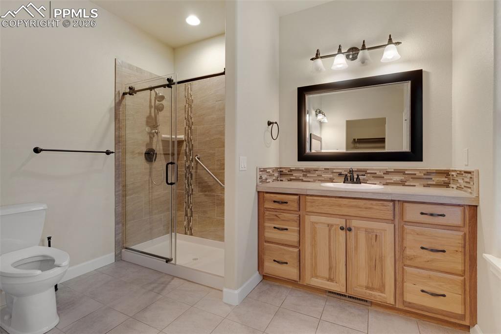 Image 27 of 42: Bathroom