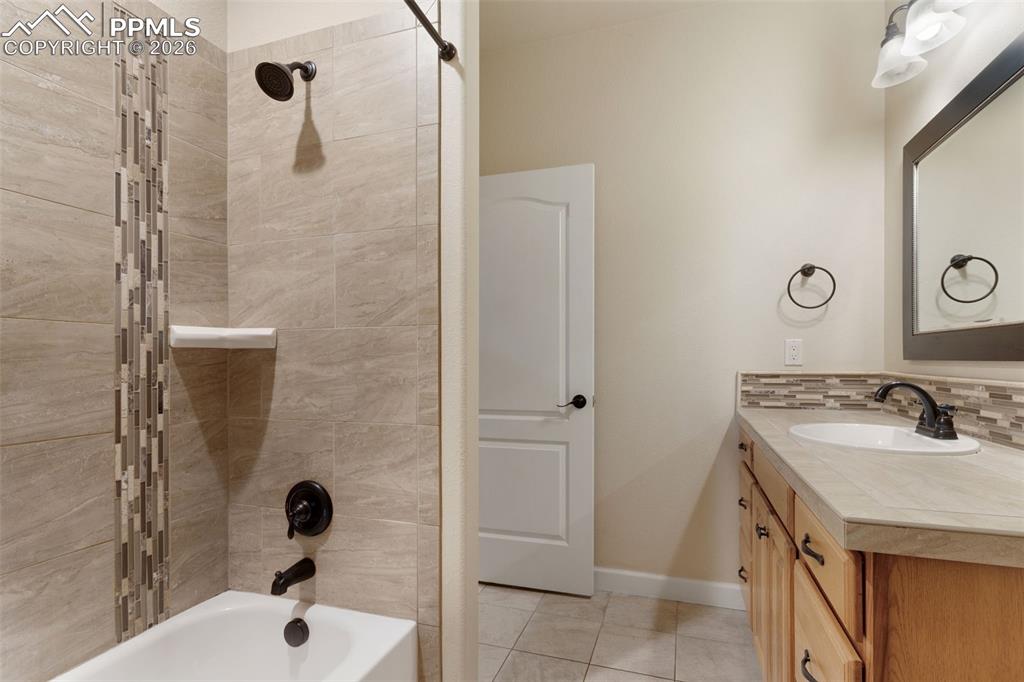 Image 29 of 42: Bathroom