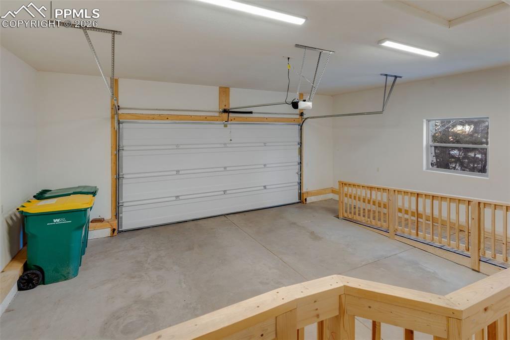 Image 31 of 42: Garage