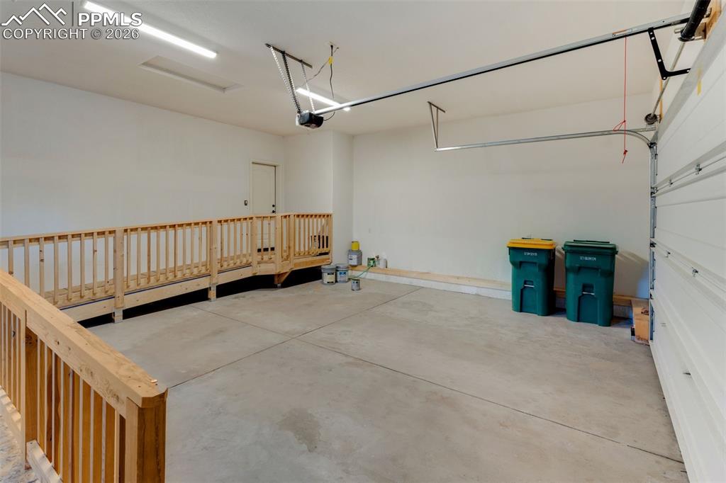 Image 32 of 42: Garage