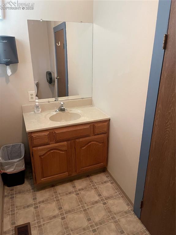 Image 15 of 39: Bathroom