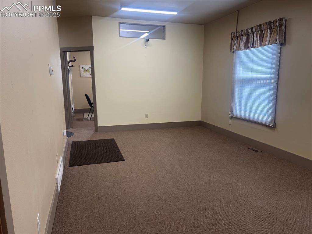 Image 30 of 39: Conference/Meeting Room