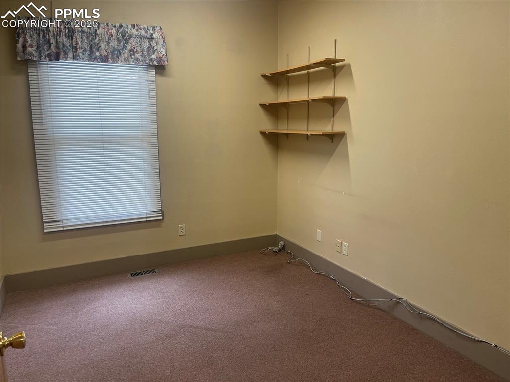 Image 31 of 39: Office Room