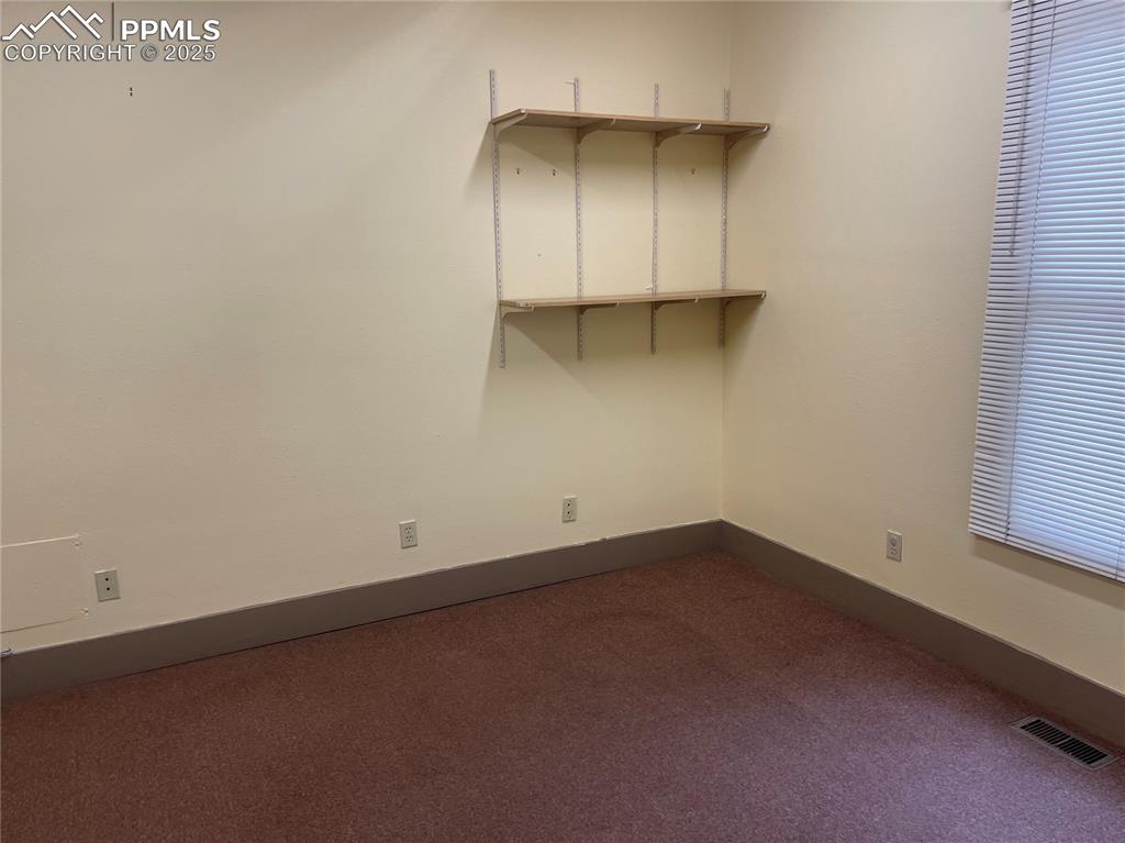 Image 32 of 39: Office Room