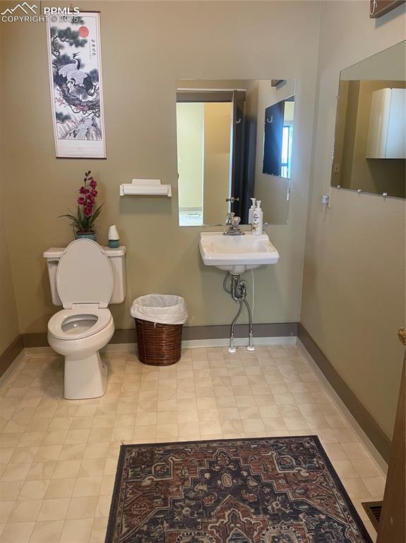 Image 35 of 39: Bathroom