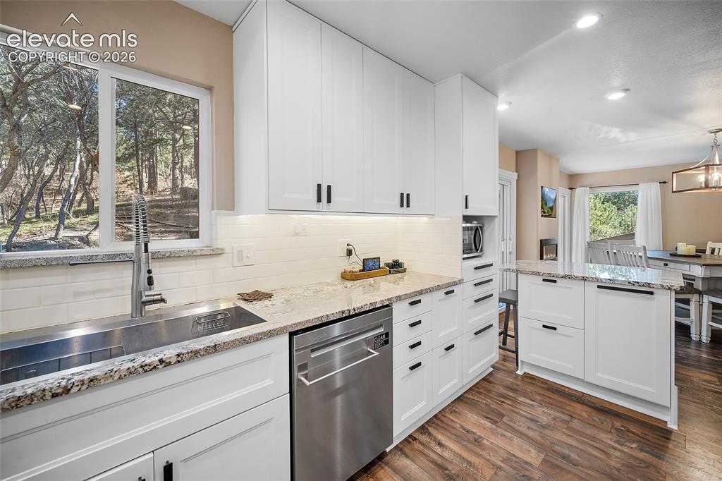 Image 10 of 50: Kitchen