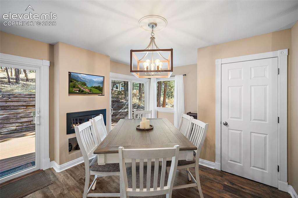 Image 13 of 50: Dining Area