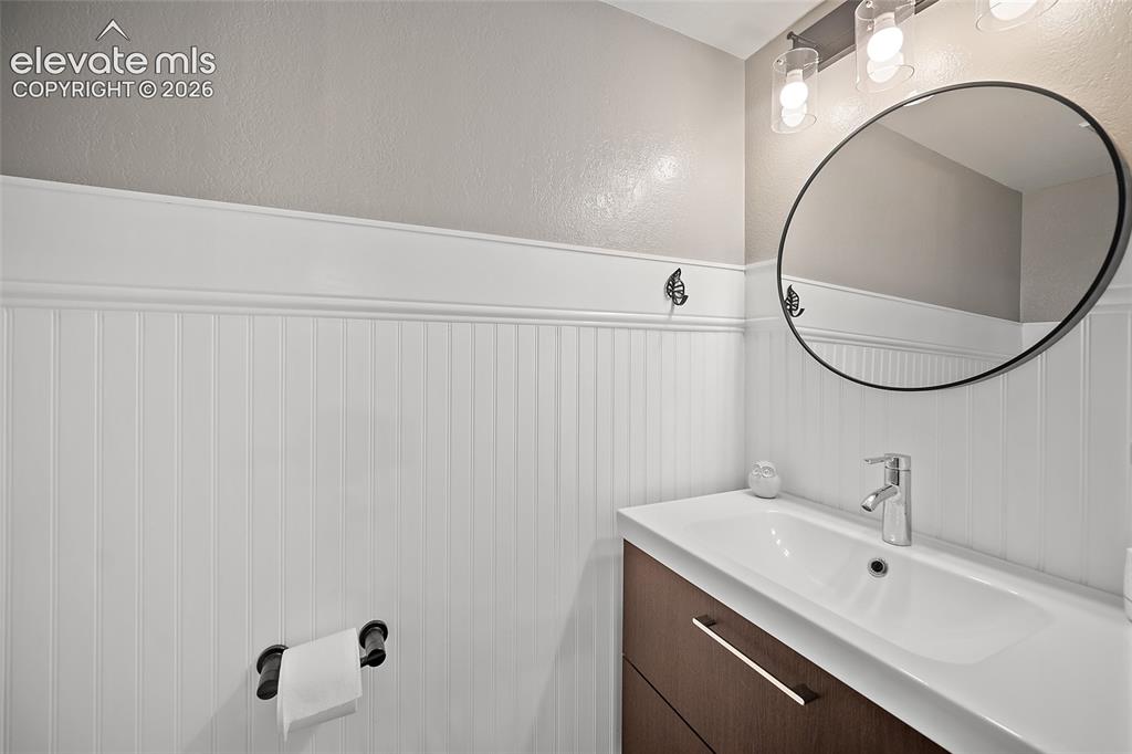 Image 16 of 50: Bathroom