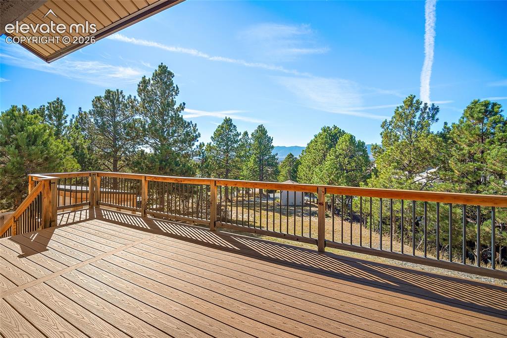 Image 40 of 50: Deck