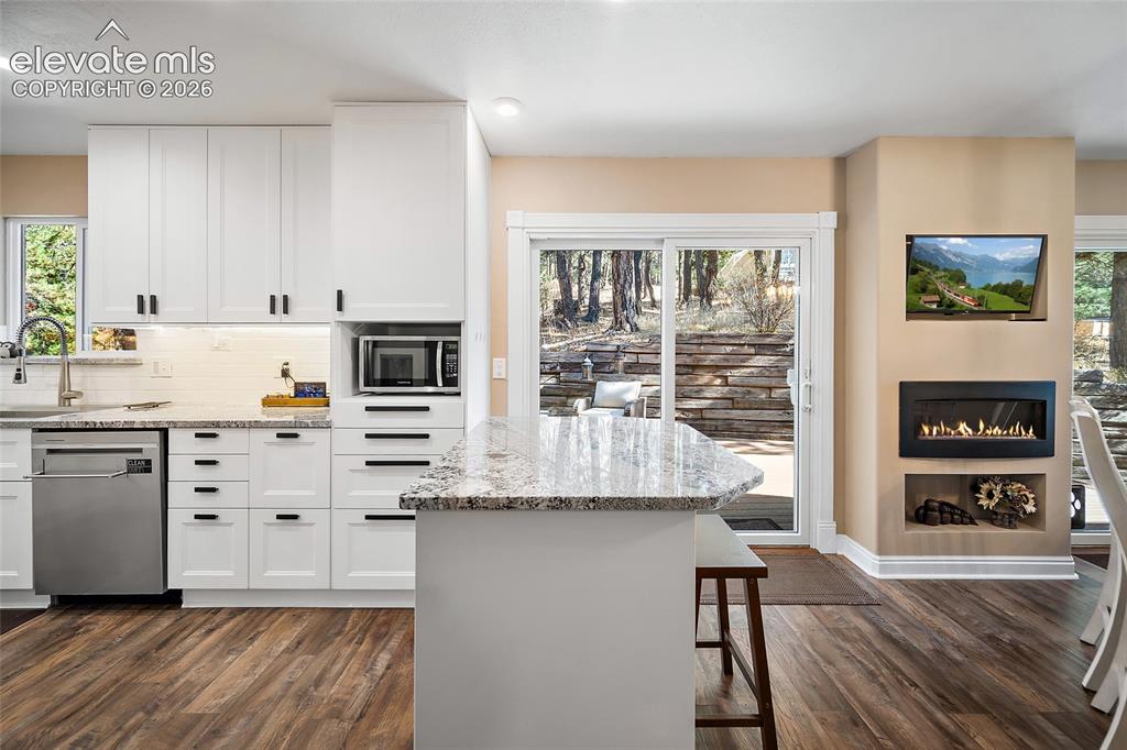 Image 8 of 50: Kitchen