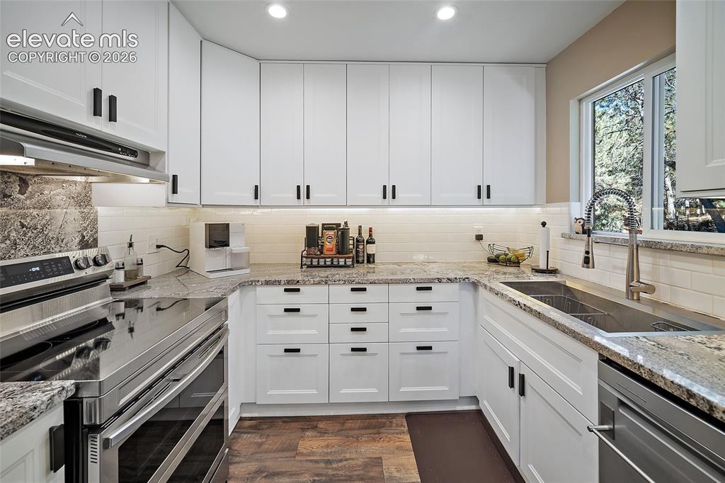Image 9 of 50: Kitchen