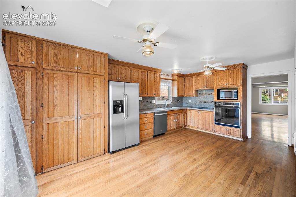 Image 10 of 42: Kitchen