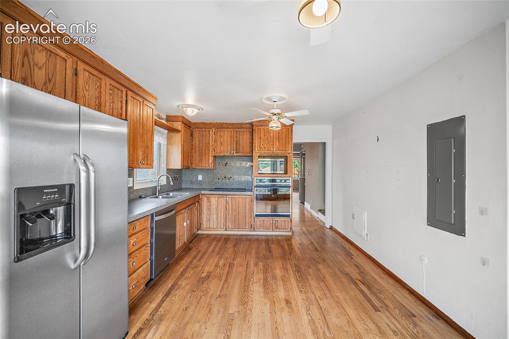 Image 11 of 42: Kitchen