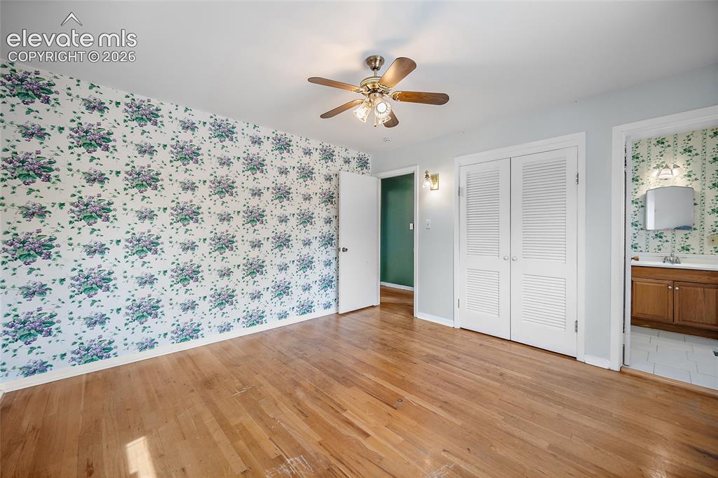Image 18 of 42: Bedroom