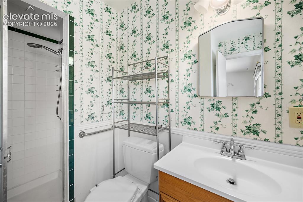 Image 19 of 42: Bathroom