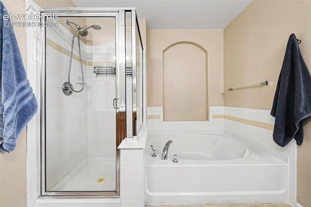 Image 19 of 26: Primary Bedroom En Suite