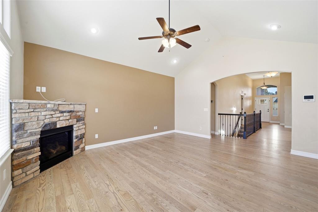 Image 12 of 50: Great Room