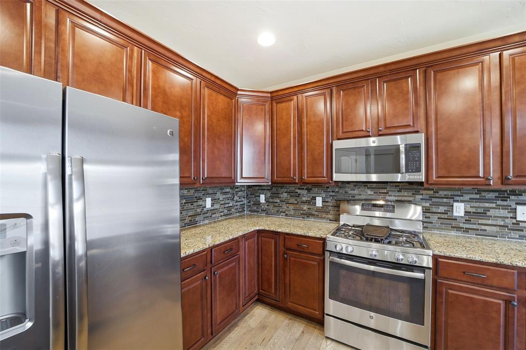 Image 7 of 50: Kitchen