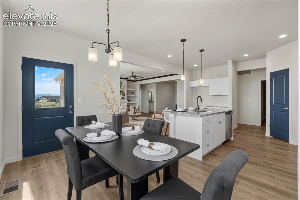 Image 18 of 42: Dining Area