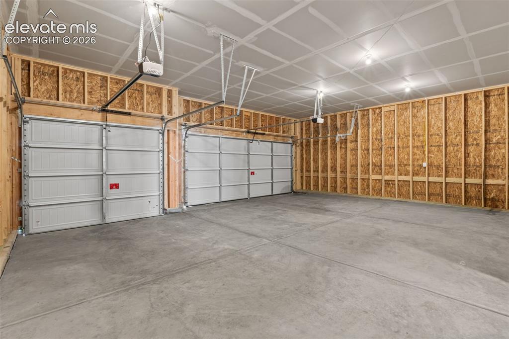 Image 36 of 42: Garage