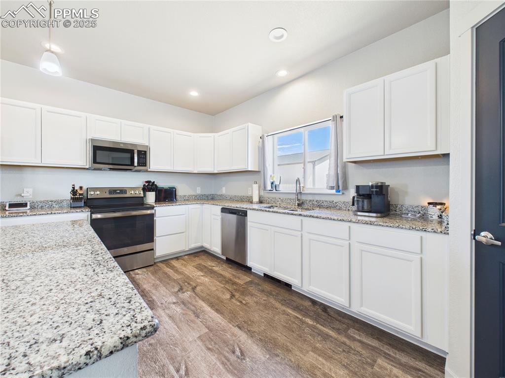 Image 12 of 40: Kitchen