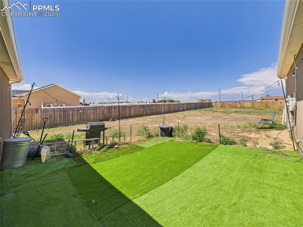 Image 34 of 40: Yard