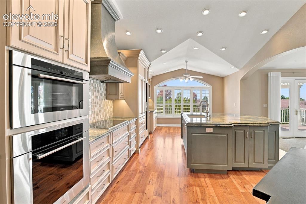 Image 10 of 50: Kitchen