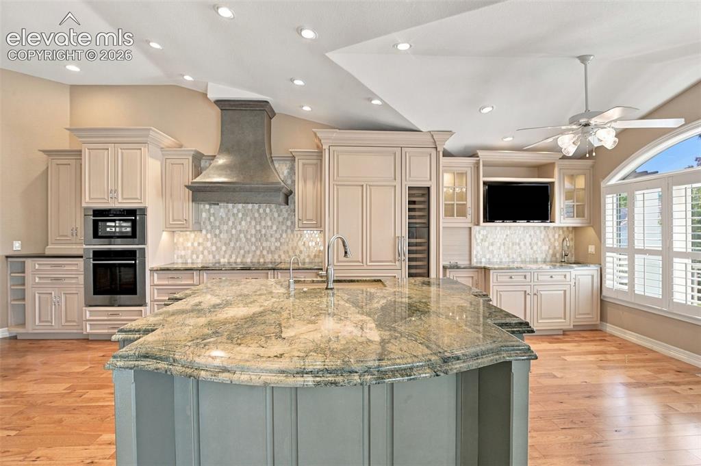 Image 12 of 50: Kitchen