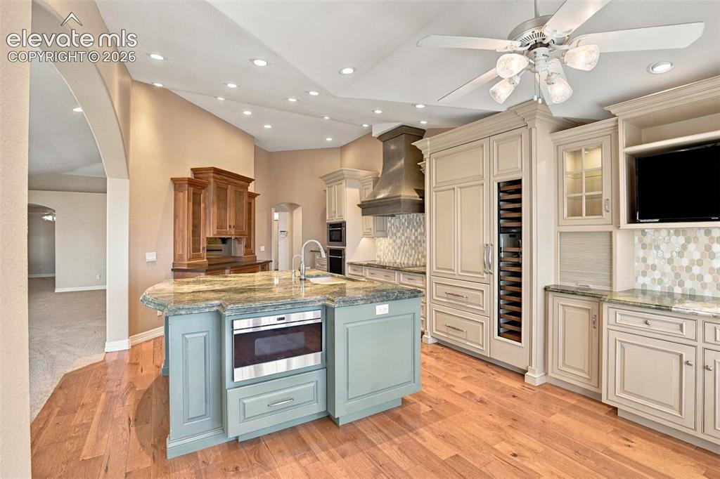 Image 13 of 50: Kitchen