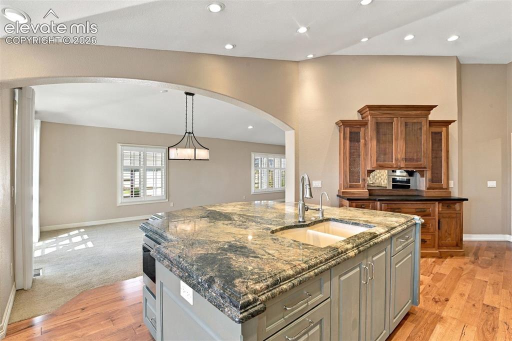 Image 16 of 50: Kitchen