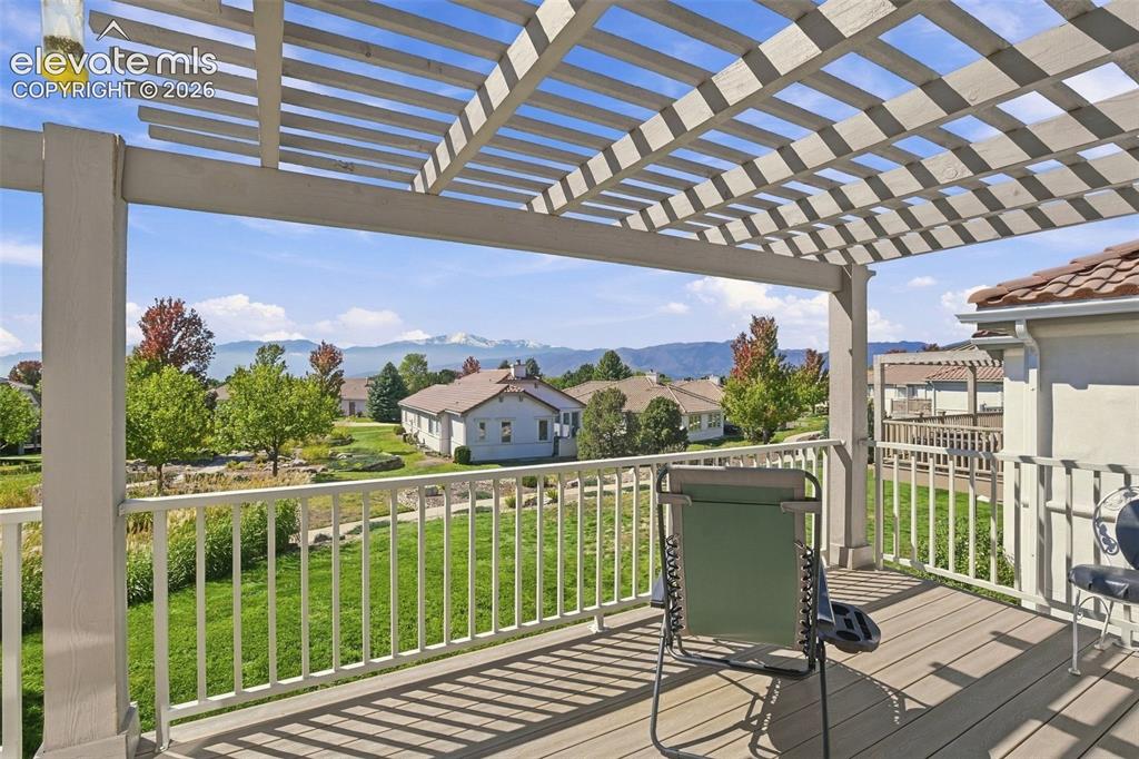 Image 19 of 50: Deck