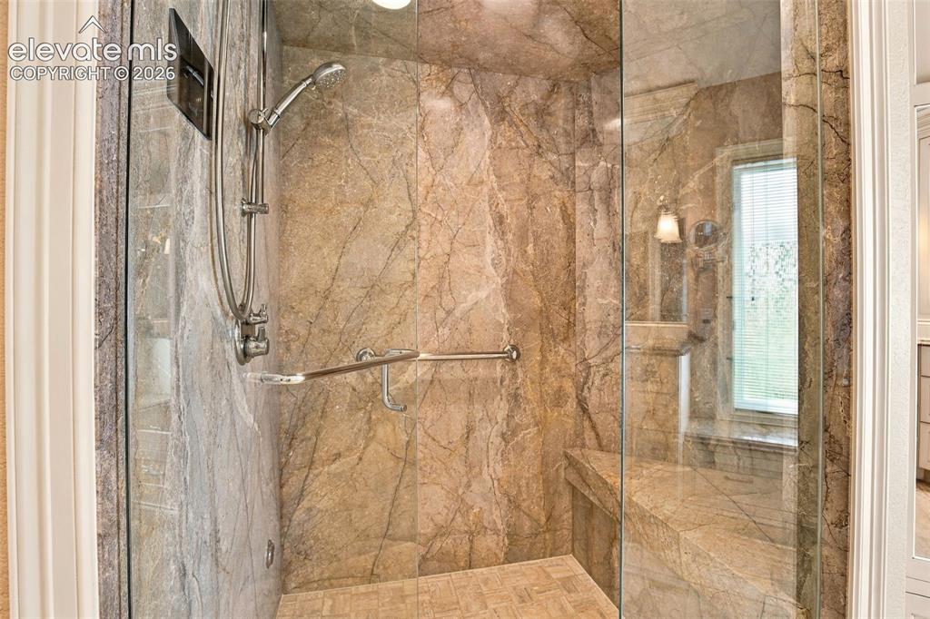 Image 34 of 50: Bathroom