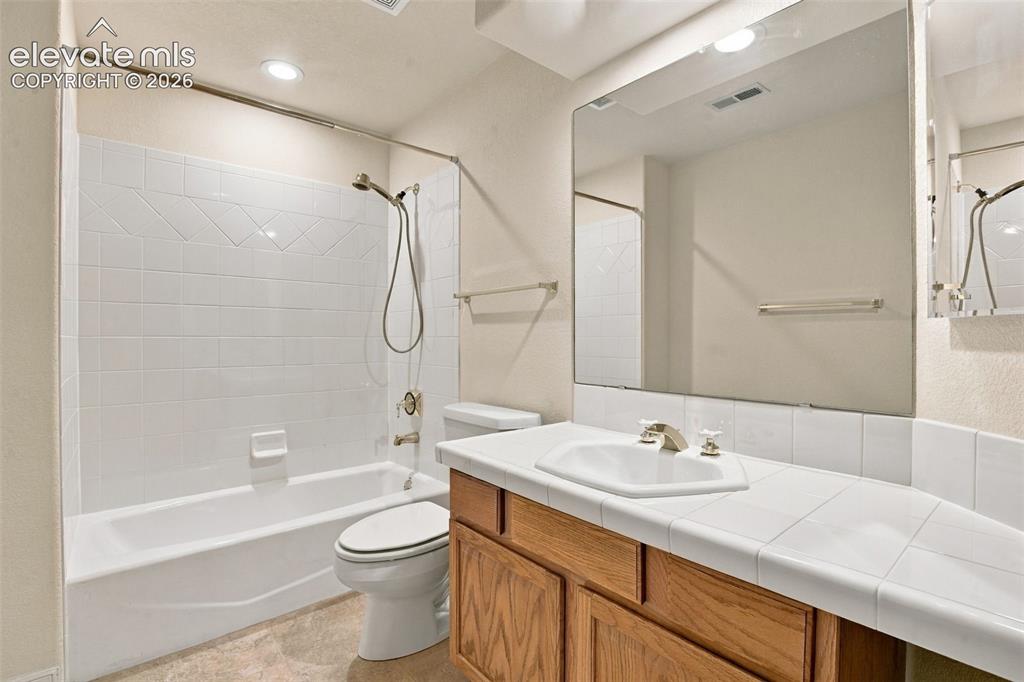 Image 46 of 50: Bathroom