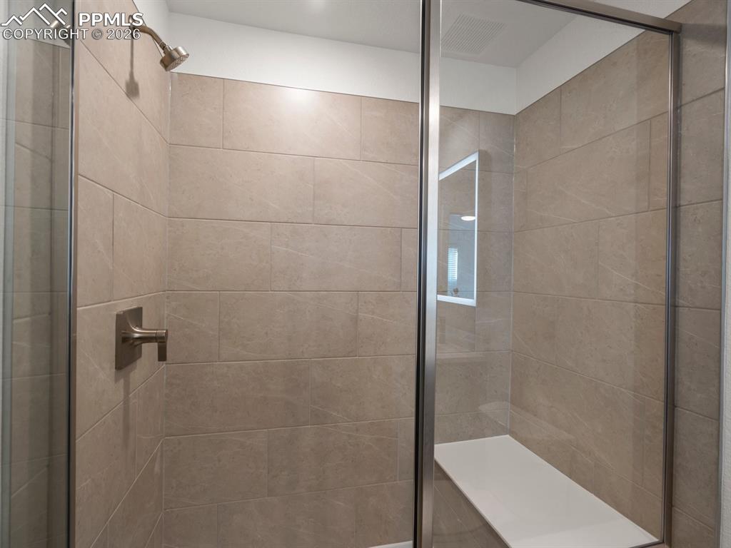 Image 18 of 31: Bathroom